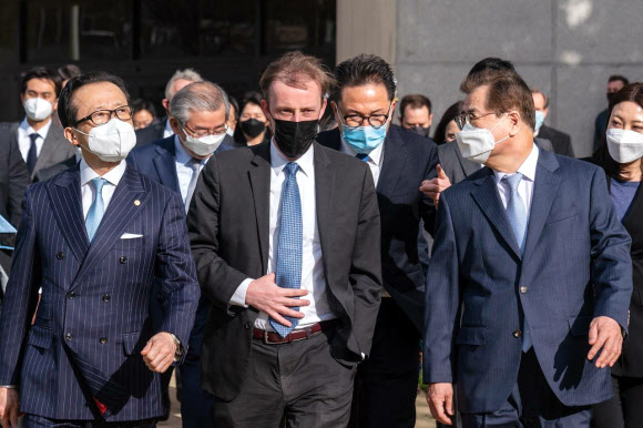 서훈 청와대 국가안보실장(오른쪽부터), 제이크 설리번 미국 백악관 국가안보보좌관, 기타무라 시게루 일본 국가안보국장이 2일(현지시간) 미국 워싱턴DC 인근 해군사관학교에서 열린 한미일 안보실장 3자회의에서 함께 걸어가며 대화하고 있다.  2021.4.3    외교부 제공