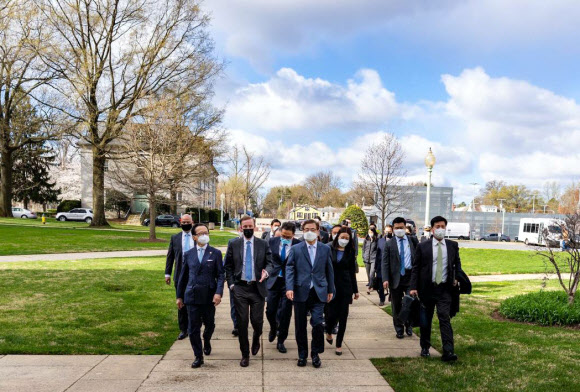 서훈 청와대 국가안보실장(오른쪽부터), 제이크 설리번 미국 백악관 국가안보보좌관, 기타무라 시게루 일본 국가안보국장이 2일(현지시간) 미국 워싱턴DC 인근 해군사관학교에서 열린 한미일 안보실장 3자회의에서 함께 걸어가며 대화하고 있다.  2021.4.3    외교부 제공