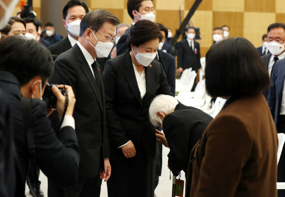 문재인 대통령과 김정숙 여사가 3일 오전 제주 4·3 평화교육센터에서 열린 제73주년 제주 4·3 희생자 추념식을 마친 후 당시 부모와 오빠를 잃은 손민규 어르신을 위로하고 있다. 2021.4.3  연합뉴스