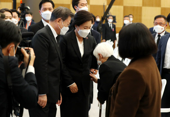 문재인 대통령과 김정숙 여사가 3일 오전 제주 4·3 평화교육센터에서 열린 제73주년 제주 4·3 희생자 추념식을 마친 후 당시 부모와 오빠를 잃은 손민규 어르신을 위로하고 있다. 2021.4.3  연합뉴스