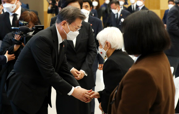 문재인 대통령이 3일 오전 제주 4·3 평화교육센터에서 열린 제73주년 제주 4·3 희생자 추념식을 마친 후 당시 부모와 오빠를 잃은 손민규 어르신을 위로하고 있다. 2021.4.3  연합뉴스