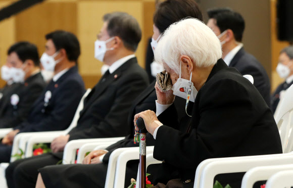 문재인 대통령과 김정숙 여사가 참석한 가운데 3일 오전 제주 4·3 평화교육센터에서 열린 제73주년 제주 4·3 희생자 추념식에서 당시 부모와 오빠를 잃은 손민규 어르신이 손녀의 사연낭독을 들으며 눈물을 흘리고 있다. 2021.4.3  연합뉴스