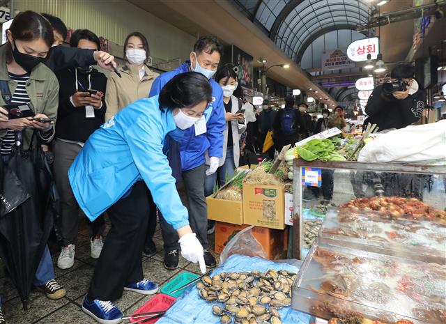 박영선 더불어민주당 서울시장 후보가 3일 서울 강동구 암사종합시장에서 수산물을 구매하고 있다. 2021.4.3 뉴스1