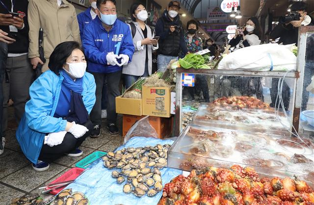 박영선 더불어민주당 서울시장 후보가 3일 서울 강동구 암사종합시장에서 수산물을 구매하고 있다. 2021.4.3 뉴스1