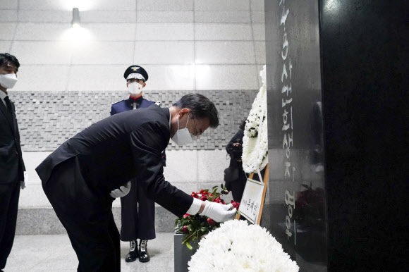 문재인 대통령이 3일 오전 제주 4·3 평화공원 내 위패봉안실에서 헌화 후 분향하고 있다. 2021.4.3  연합뉴스