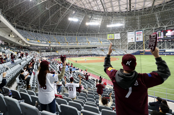 3일 오후 서울 구로구 고척스카이돔에서 2021년 프로야구 KBO리그 개막전 삼성 라이온즈와 키움 히어로즈 경기가 열리고 있다. KIA 타이거즈-두산 베어스(서울 잠실구장), 롯데 자이언츠-SSG 랜더스(인천SSG랜더스필드), 한화 이글스-kt wiz(수원케이티위즈파크), LG 트윈스-NC 다이노스(창원NC파크) 경기는 우천 취소됐다.  2021.4.3  연합뉴스