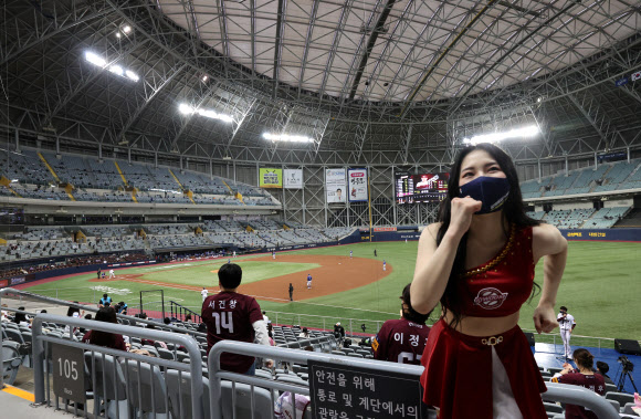 3일 오후 서울 구로구 고척스카이돔에서 2021년 프로야구 KBO리그 개막전 삼성 라이온즈와 키움 히어로즈 경기가 열리고 있다. KIA 타이거즈-두산 베어스(서울 잠실구장), 롯데 자이언츠-SSG 랜더스(인천SSG랜더스필드), 한화 이글스-kt wiz(수원케이티위즈파크), LG 트윈스-NC 다이노스(창원NC파크) 경기는 우천 취소됐다.  2021.4.3  연합뉴스