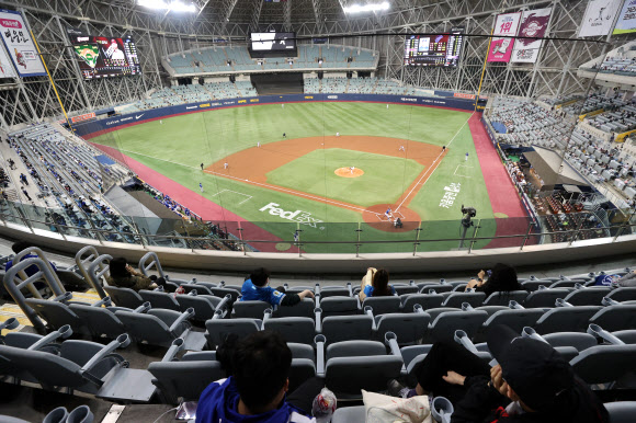 3일 오후 서울 구로구 고척스카이돔에서 2021년 프로야구 KBO리그 개막전 삼성 라이온즈와 키움 히어로즈 경기가 열리고 있다. KIA 타이거즈-두산 베어스(서울 잠실구장), 롯데 자이언츠-SSG 랜더스(인천SSG랜더스필드), 한화 이글스-kt wiz(수원케이티위즈파크), LG 트윈스-NC 다이노스(창원NC파크) 경기는 우천 취소됐다.  2021.4.3  연합뉴스