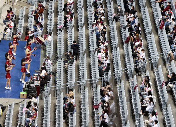 3일 오후 서울 구로구 고척스카이돔에서 열린 2021년 프로야구 KBO리그 개막전 삼성 라이온즈와 키움 히어로즈 경기에서 관중들이 응원을 하고 있다.  KIA 타이거즈-두산 베어스(서울 잠실구장), 롯데 자이언츠-SSG 랜더스(인천SSG랜더스필드), 한화 이글스-kt wiz(수원케이티위즈파크), LG 트윈스-NC 다이노스(창원NC파크) 경기는 우천 취소됐다.  2021.4.3  연합뉴스
