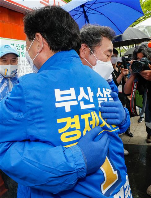김영춘 더불어민주당 부산시장 후보와 이낙연 상임선거대책위원장이 사전투표 마지막 날인 3일 오후 부산 해운대구 반여농수산물시장 앞에서 합동유세를 하기 전 포옹하고 있다. 2021.4.3 뉴스1