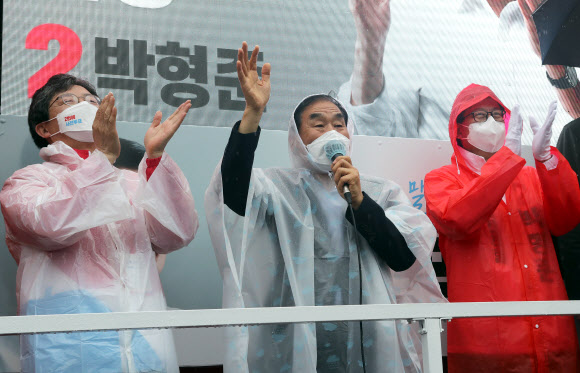 3일 오후 부산 북구 덕천동에서 국민의힘 유승민 전 의원(왼쪽)과 이재오 상임고문(가운데)가 박형준 부산시장 후보 지지를 호소하는 연설을 하고 있다. 2021.4.3 연합뉴스