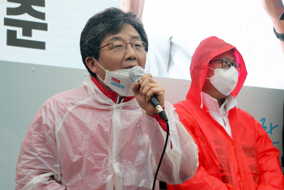 3일 오후 부산 북구 덕천동에서 국민의힘 유승민 전 의원가 박형준 부산시장 후보 지지를 호소하는 연설을 하고 있다. 2021.4.3  연합뉴스