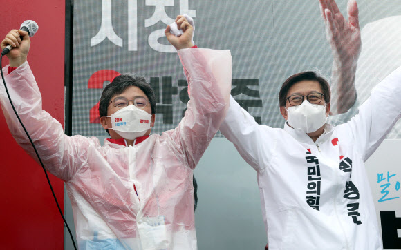 3일 오후 부산 북구 덕천동에서 국민의힘 유승민 전 의원(왼쪽)과 박형준 부산시장 후보가 거리 유세를 하면서 손을 들어 인사하고 있다. 2021.4.3  연합뉴스