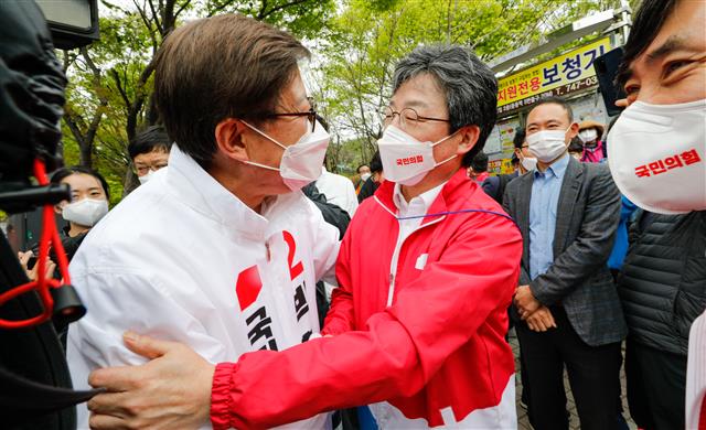 박형준 국민의힘 부산시장 후보(왼쪽)와 유승민 전 의원이 사전투표 마지막 날인 3일 오후 부산 해운대구 대천공원 앞에서 합동유세를 하기 전 포옹하고 있다. 2021.4.3 뉴스1