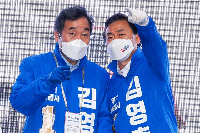 김영춘 더불어민주당 부산시장 후보(오른쪽)와 이낙연 상임선거대책위원장이 사전투표 마지막 날인 3일 오후 부산 해운대구 반여농수산물시장 앞에서 합동유세를 마친 후 대화하고 있다. 2021.4.3 뉴스1