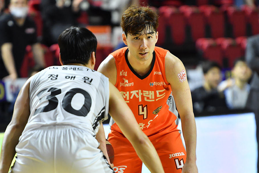 공격 기회를 살피는 김낙현. KBL 제공