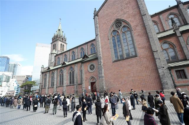 부활절 맞아 명동성당 찾은 천주교인들