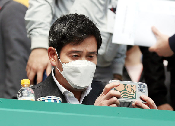 SSG 경기 관람 온 정용진 신세계그룹 부회장