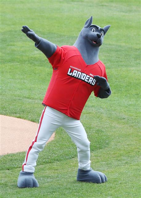 시구전 포즈 취하는 SSG 랜더스 마스코트 랜디