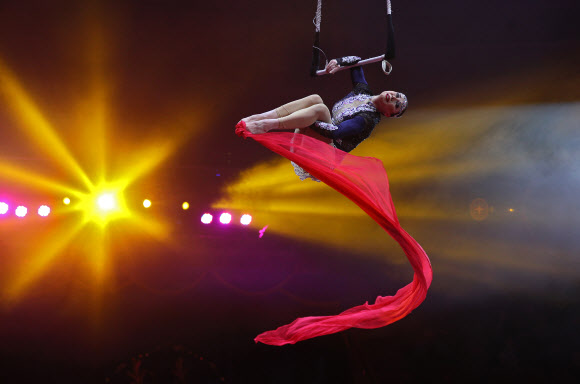 공중 서커스 단원이 3일(현지시간) 러시아 이바노보 주 서커스 쇼에서 멋진 공연을 선보이고 있다. 서커스는 코로나19 대유행으로 1년 동안 폐쇄된 후 공연을 재개했다. 타스 연합뉴스