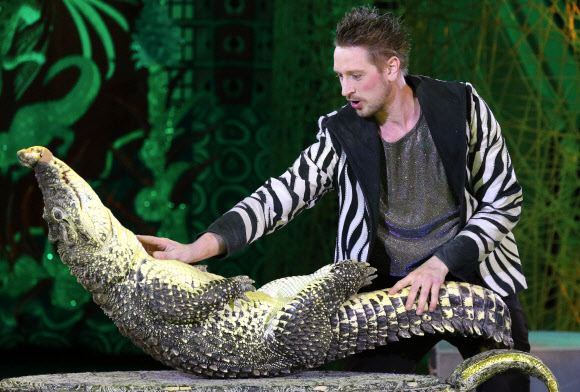 IVANOVO, RUSSIA ? APRIL 3, 2021: A tamer with a crocodile during the Feyeriya [Extravaganza] Show at the Ivanovo State Circus. On 3 April 2021, the circus resumed performances after being shutdown for a year in connection with the COVID-19 pandemic. Vladimir Smirnov/TASS/2021-04-04 11:36:37/ <연합뉴스