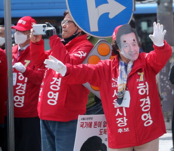 표심 잡기 나선 선거사무원