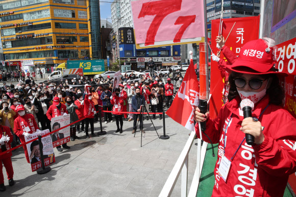환호하는 국가혁명당 허경영 서울시장 후보 지지자