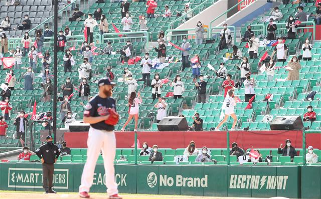 개막전 응원에 진심인 SSG 팬들