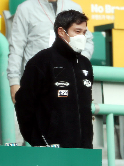 SSG 득점에 자리 일어선 정용진 부회장