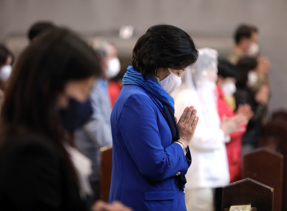 기도하는 박영선 서울시장 후보
