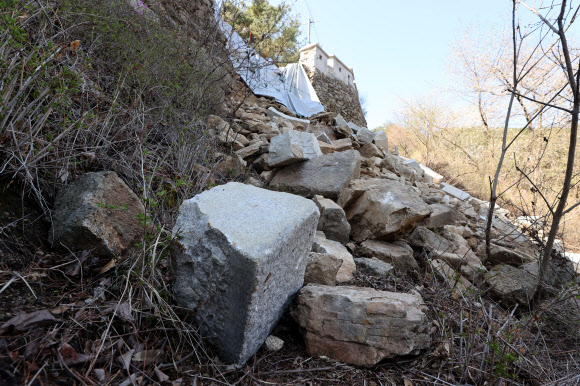 5일 오전 서울 인왕산 한양도성 성곽이 비로 인해 무너져 있다. 2021.4.5  연합뉴스
