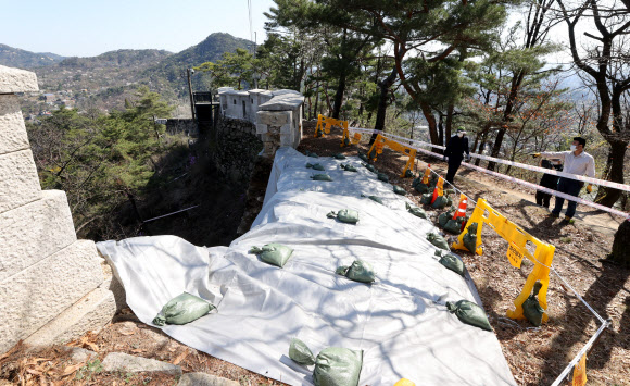 5일 오전 서울 인왕산에서 서울시 관계자들이 비로 인해 무너진 한양도성 성곽 복구를 위한 작업을 하고 있다. 2021.4.5  연합뉴스