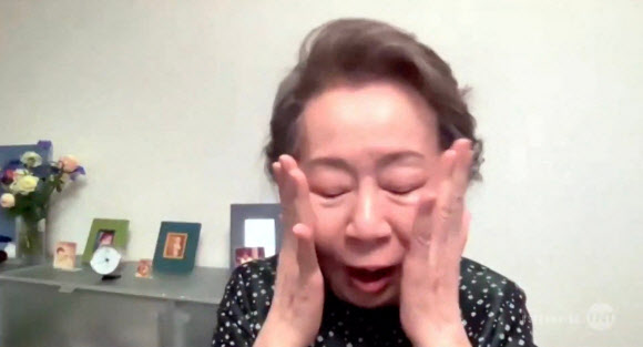 배우 윤여정이 4일(현지시간) 미국 캘리포니아주 로스앤젤레스에서 비대면으로 진행된 제27회 미국배우조합상(SAG)에서 영화 ‘미나리’로 여우조연상을 수상한 후 기뻐하고 있다. AFP 연합뉴스