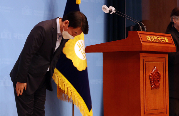 안철수 국민의당 대표가 5일 오전 서울 여의도 국회 소통관에서 4·7재보선 관련 기자회견을 마치고 고개숙여 인사를 하고 있다. 안 대표는 “문재인 정권은 위선이 가득한 정권, 4·7재보선으로 심판해야”라며 “야권 대통합, 정권교체 약속 지키겠다”고 밝혔다. 2021. 4. 5  정연호 기자 tpgod@seoul.co.kr