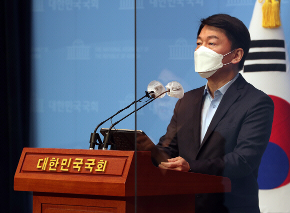 안철수 국민의당 대표가 5일 오전 서울 여의도 국회 소통관에서 4·7재보선 관련 기자회견을 하고 있다. 안 대표는 “문재인 정권은 위선이 가득한 정권, 4·7재보선으로 심판해야”라며 “야권 대통합, 정권교체 약속 지키겠다”고 밝혔다. 2021. 4. 5  정연호 기자 tpgod@seoul.co.kr