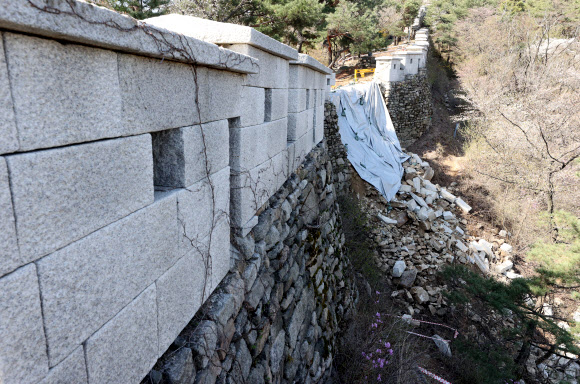5일 오전 서울 인왕산 한양도성 성곽이 비로 인해 무너져 있다. 2021.4.5  연합뉴스