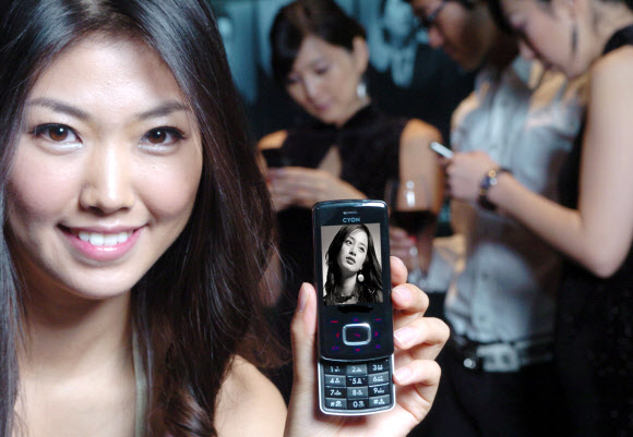 ‘초콜릿폰’과 ‘프라다폰’ 등으로 한때 세계 시장 3위에 올랐던 LG전자 모바일 사업이 26년 영욕의 역사를 마감했다. 사진은 지난 2005년 12월 13일 LG전자의 ‘초콜릿폰’이 하루 실 개통수 1천대를 넘어서며 연말 휴대폰 시장에 돌풍을 불러일으키고 있는 모습. 2021.4.5  연합뉴스