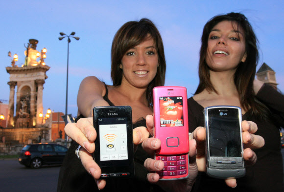 ‘초콜릿폰’과 ‘프라다폰’ 등으로 한때 세계 시장 3위에 올랐던 LG전자 모바일 사업이 26년 영욕의 역사를 마감했다.  사진은 2007년 3GSM 세계회의(3GSM World Congress)2007‘에서 모델들이 주력 제품인 ‘샤인’과 ‘초콜릿폰‘, ‘프라다폰’(오른쪽부터)를 선보이는 모습. 2021.4.5  연합뉴스