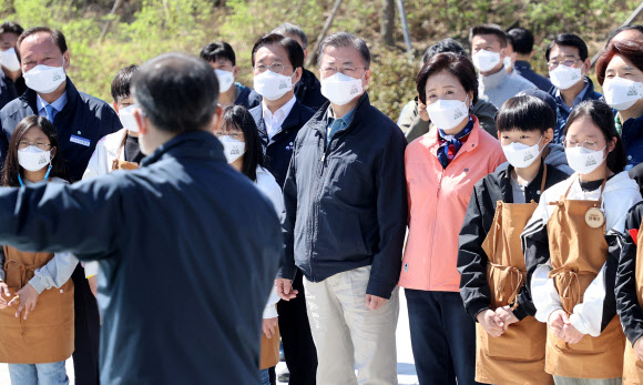 문재인 대통령이 5일 마포구 서울복합화력발전소에서 열린 제76회 식목일 기념행사에서 최병암 산림청장으로부터 2050 30억 그루 나무심기 추진계획을 보고받고 있다. 2021.4.5  연합뉴스