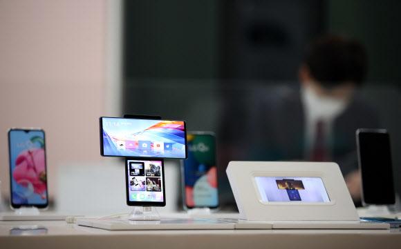 LG전자가 5일 모바일사업을 종료하기로 최종적으로 결정했다. 사진은 이날 서울 시내 한 LG전자 매장 내 진열된 LG전자 스마트폰. 2021.4.5  연합뉴스