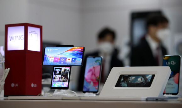 LG전자가 5일 모바일사업을 종료하기로 최종적으로 결정했다. 사진은 이날 서울 시내 한 LG전자 매장 내 진열된 LG전자 스마트폰. 2021.4.5  연합뉴스