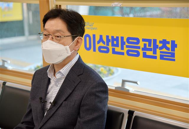 김경수 경남도지사가 5일 오전 창원보건소에서 코로나19 백신(아스트라제네카·AZ)을 접종하고 이상반응 관찰 대기하고 있다. 2021.4.5 경남도 제공