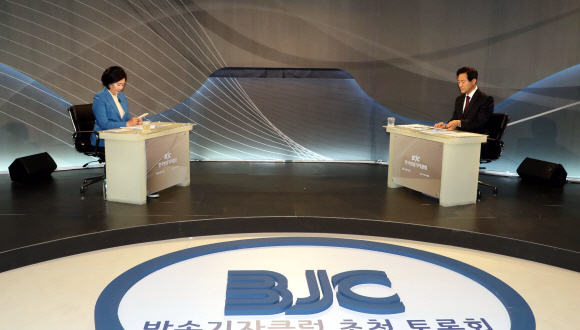 5일 오후 4.7일 서울시장 재보궐선거를 앞두고 더불어민주당 박영선 후보와 국민의힘 오세훈 후보가 방송기자클럽 초정 마지막 토론회 시작전에 자료를 준비 하고 있다. 2021. 4. 5  정연호 기자 tpgod@seoul.co.kr