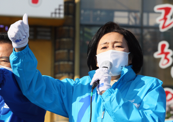 더불어민주당 박영선 서울시장 후보가 5일 서울 강서구 발산역 인근에서 지지를 호소하고 있다. 2021. 4. 5  정연호 기자 tpgod@seoul.co.kr