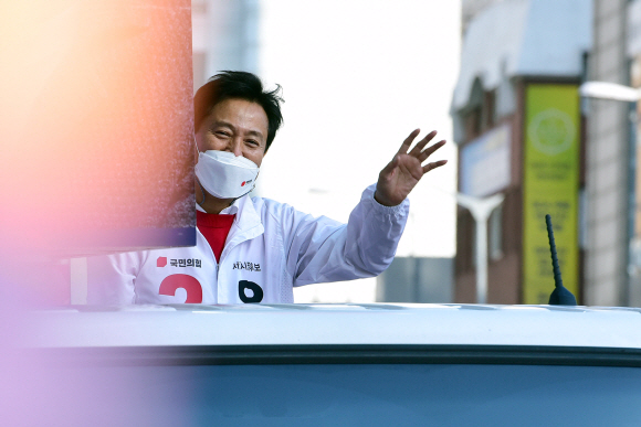 오세훈 국민의힘 서울시장 후보가 5일 오후 서울 강서구 등촌역에서 차량유세를 펼치며 손을 흔들고 있다. 2021. 4. 5  정연호 기자 tpgod@seoul.co.kr