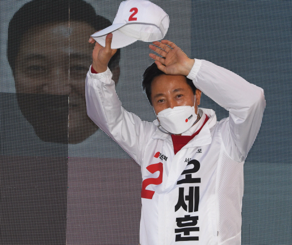 오세훈 국민의힘 서울시장 후보가 5일 오후 서울 강서구 등촌역에서 유세차량에 올라 지지를 호소하고 있다. 2021. 4. 5  정연호 기자 tpgod@seoul.co.kr