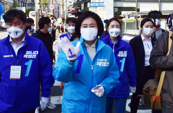 4.7 재보선이 이틀 앞으로 다가온 5일 박영선 더불어민주당 시장 후보가 서울 강서구 내발산동 발산역 사거리 일대에서 유세를 하고 있다. 2021. 4. 5  정연호 기자 tpgod@seoul.co.kr