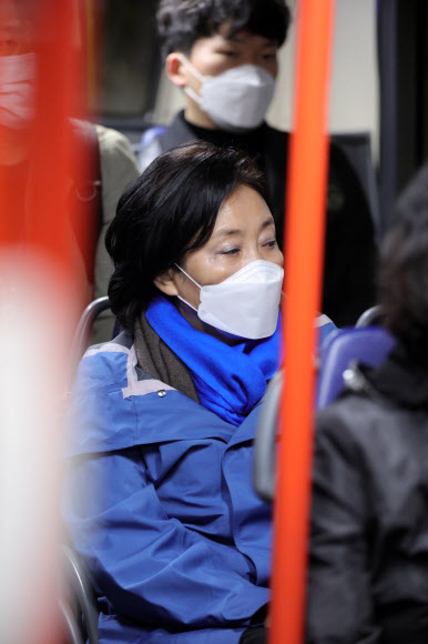 4.7 재·보궐선거를 하루 앞둔 6일 오전 더불어민주당 박영선 서울시장 후보가 노량진 수산시장을 방문하기 위해 6411번 시내버스를 타고 이동하고 있다 . 2021.4.6  박영선 후보 캠프 제공