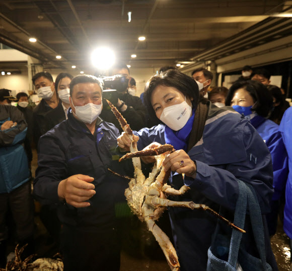 4.7 재·보궐선거를 하루 앞둔 6일 오전 더불어민주당 박영선 서울시장 후보가 서울 동작구 노량진 수산시장을 방문하고 있다 . 2021.4.6  박영선 후보 캠프 제공