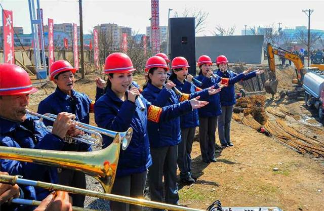 북한 노동당 기관지 노동신문은 6일 대외건설국여단에서 경제 선동의 힘찬 북소리로 건설자들의 혁명열, 투쟁열을 북돋아 주고 있다며 관련 사진을 공개했다. 신문은 여러 기동예술선동대가 기초공사로 들끓는 작업장의 분위기를 더욱 고조시키고 있다고 전했다. 평양 노동신문 뉴스1